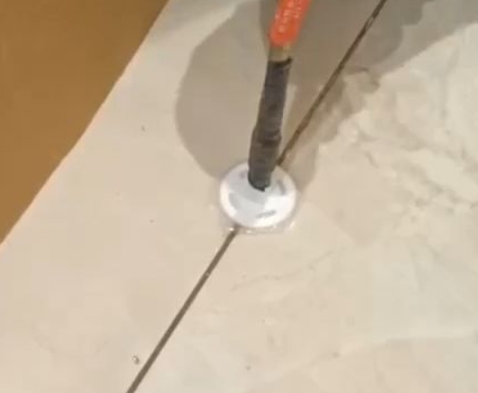 南沙瓷砖空鼓维修公司专业解答瓷砖在铺贴过程中，如果没有涂抹均匀到位的粘结材料（如水泥砂浆或瓷砖胶），可能会导致以下问题